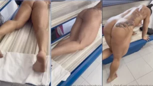 Carla Inhaia aparece sem roupa exibindo a buceta durante o procedimento de bronzeamento