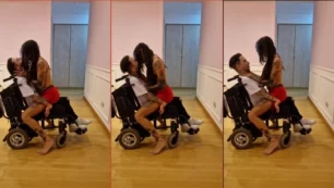 Gabriel Brito, um cadeirante, dando um beijo em uma morena tatuada do Privacy