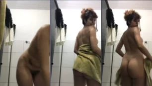 Mota Girl peladinha mostrando sua perseguida com pelos depois de tomar banho