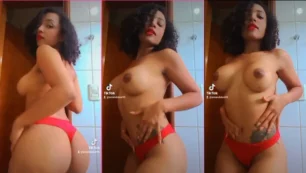 A influenciadora do TikTok Amanda Luz causou ao dançar de calcinha com as teta à mostra