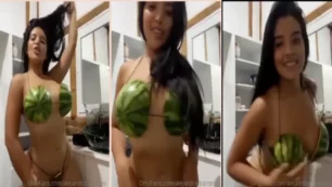 Alejandra Quiroz arrasando com um biquíni bem cavado mostrando seu belo bumbum