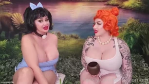 BishoujoMom e sua amiga arrasam no cosplay dos Flintstones, usando os pés para brincar com o consolo