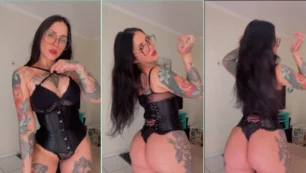 Calcinha enterrada em uma bunda grande e tatuada