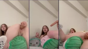 Daddysbadkitty666 inserindo um brinquedo na sua bucetinha depilada e rosadinha