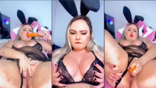 Gabyzinha Sexy, a coelhinha safada, se divertindo com uma cenoura na xoxota