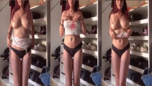 Gata esbelta mostrando seu corpo nu, revelando as teta e a buceta durante uma transmissão ao vivo