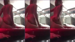 Geovana Ribeiro, uma jovem famosa do OnlyFans, sensualizando enquanto interage com seu parceiro com uma postura provocante