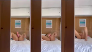 JapinhaDaMansão fazendo um strip sensual e se masturbando com muito tesão
