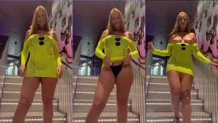 Jéssica Del Sarto exibindo seus peitos naturais no Onlyfans enquanto está na escada