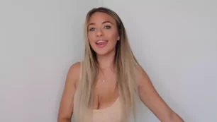 Kendra Rowe, a famosa loira do Youtube, fazendo um #lookdodia sexy trocando de roupa íntima