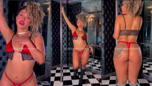 Ketney Karol arrasando com um visual sensual dançando no pole dance de calcinha