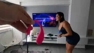 Martina Smith, uma famosa do OnlyFans, adora se masturbar em público com seu vibrador na sua bucetinha molhada