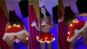 Mc Pipokinha fazendo uma apresentação especial de natal dançando com um traje de mamãe noel
