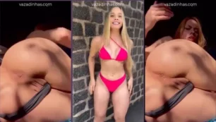 Michelle Andrezza, uma mulher ruiva, aparece nua se estimulando analmente com os dedos em seu cuzinho rosado