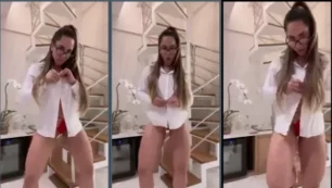 Mulher Melão arrasando ao se despir e exibindo todo seu charme