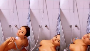 Thay Santos ousada se divertindo e molhando as teta com o chuveirinho