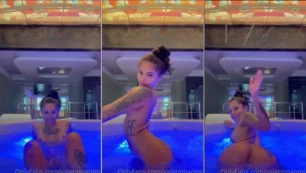 Valentina Naomi sensualizando com as pernas abertas em uma banheira cheia d'água