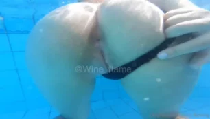 Wine Flame toda nua se exibindo de quatro na beira da piscina