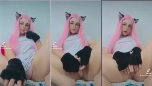 Garota jovem do TikTok fazendo um vídeo puxando a calcinha para cima na buceta