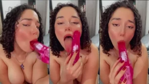 Jasmine Leal sendo bem gulosa e mamando um consolo com uma expressão bem safadinha