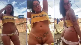Flagrante caseiro de uma brasileira mostrando a buceta com piercing no jardim