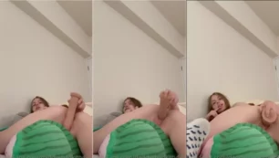 Loirinha Princessiggy se divertindo com um brinquedo na xexeca em posição provocante