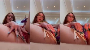 Maria Eduarda está se divertindo enquanto estimula o clitóris com um vibrador no seu lugar especial