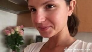 Mulher jovem preparando comida para o marido de forma sensual