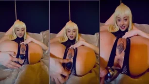 Ayumi se divertindo com um plug anal grande e removendo com prazer