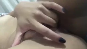 Magrelinha se divertindo, se tocando e se entregando ao prazer todo molhadinha
