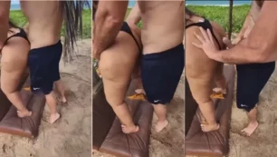Marido olhando a mulher se divertindo com o amigo na casa de praia