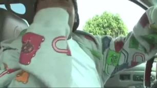 Vídeo adulto com atores de diferentes etnias, onde um homem negro penetra o cuzinho de uma mulher ruiva