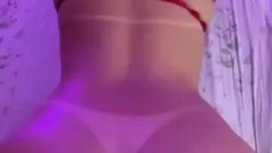 Brasileira do rabetão se jogando de quatro no brinquedão poderoso