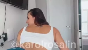 Karol Rosalin fazendo um porno caseiro, se divertindo com a buceta lisinha e bem molhadinha