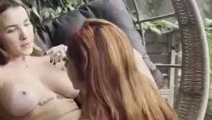 Kinechan se deliciando com a belezura de uma loirinha no pornô lésbico do Privacy