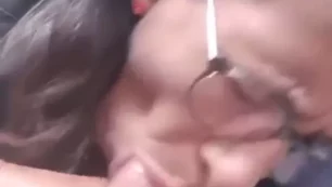 Mãe madurinha fazendo um programa safado com o filho dentro do carro