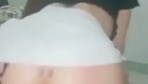 Novinha fazendo aquele show com um pau bem grosso e duro no fundinho