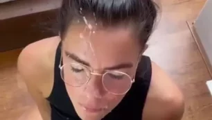 Vazou na internet uma novinha fazendo um banho quente de risadas com a galera!
