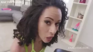 Bucetuda sensual em filme pornô pegando com cara de pau grande