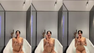 Isadora Rockenback tá fazendo um show do Privacy pelada, dando aquela esfregada de pau de borracha na cara!