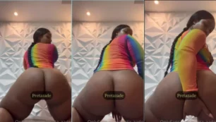 Preta Zade se divertindo de quatro, alisando a bucetinha