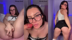 Mandy Sweet está se revelando em um vídeo safado, se divertindo com um consolo e curtindo uma sessão de prazer que promete muito gozo!