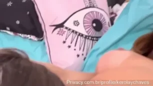 Famosos se exibindo e se divertindo de verdade no pornô lésbico