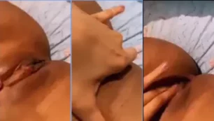 Vídeo caseiro de uma mulher se divertindo sozinha, usando os dedos para se tocar.