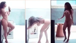 Mulheres negras lindas se mostram na sua totalidade, sem nada cobrindo