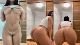 Nude arrasando na net, bem bronzeada e cheia de curvas, rebolando o bundão com tudo!