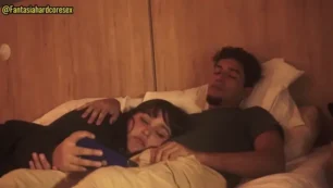 Ele deu um tempinho até a galera sair e me arrastou direto pro quarto