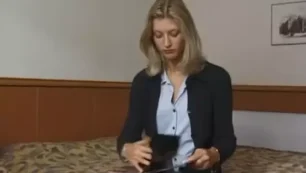 Menina jovem se aventurando no sexo amador, exibindo seu corpão e se divertindo com um parceiro bem dotado