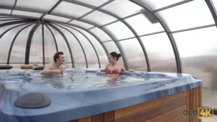 O coroa arrasou com a novinha na boa no hotel de férias