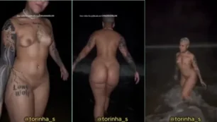 Vídeos picantes da Torinha despida à noite na praia, se divertindo no mar com uma amiga deliciosa